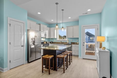 House, 4 Bedrooms | Private kitchen | Fridge, oven, coffee/tea maker, toaster