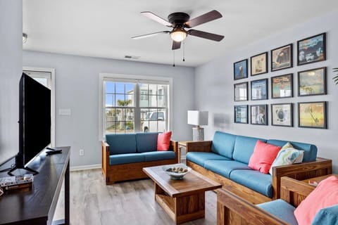 Condo, 2 Bedrooms | Living area
