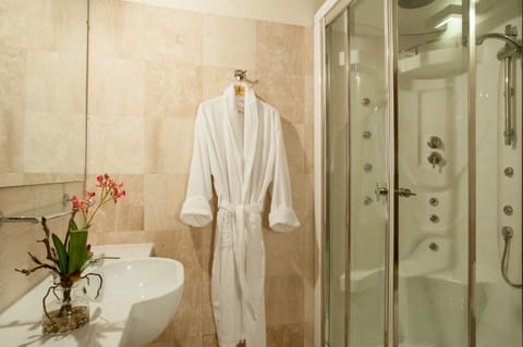 Hydromassage showerhead, free toiletries, hair dryer, slippers