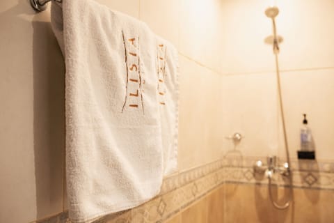 Basic Twin Room | Bathroom | Slippers