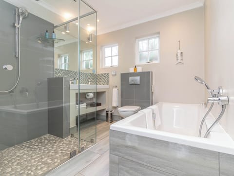 Garden Deluxe Rooms | Bathroom | Designer toiletries, hair dryer, towels