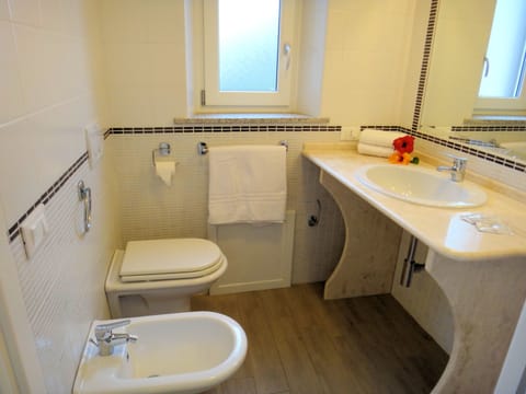 Double Room | Bathroom | Free toiletries, hair dryer, bidet, towels