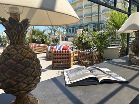 Serves breakfast, lunch, and dinner