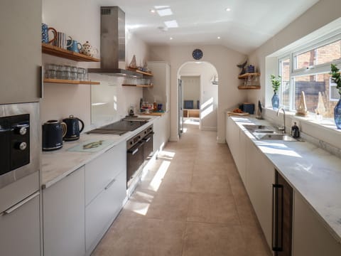 Cottage | Private kitchen | Fridge, dishwasher, electric kettle, toaster