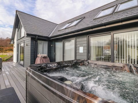 Cottage | Outdoor spa tub