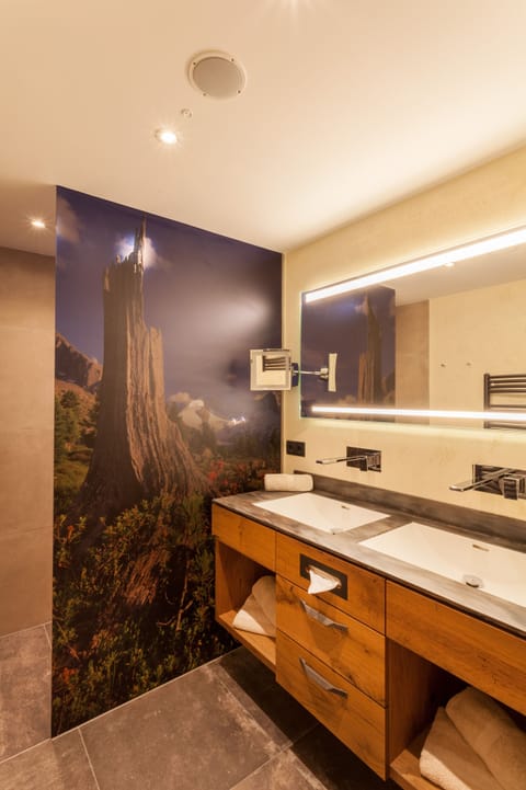 Deluxe Suite, 1 King Bed with Sofa bed, Allergy Friendly, Mountain View | Bathroom | Free toiletries, hair dryer, bathrobes, slippers