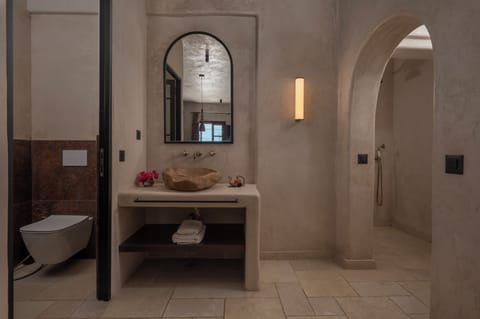 Superior Room Caldera View | Bathroom | Shower, free toiletries, hair dryer, bathrobes