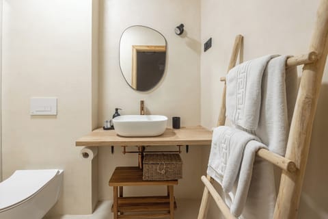 Classic Room | Bathroom | Shower, hair dryer, bathrobes, slippers