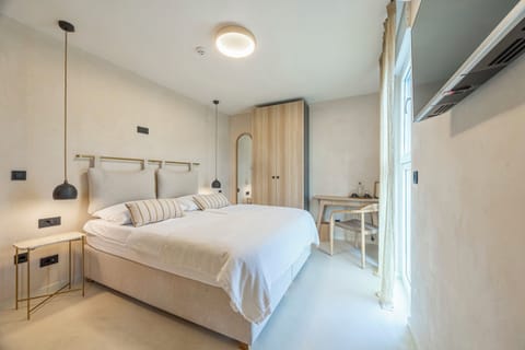 Comfort Room | Minibar, in-room safe, blackout drapes, soundproofing