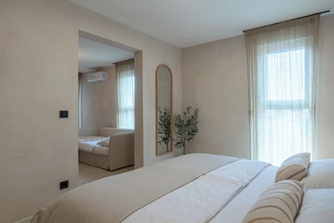 Junior Room | Minibar, in-room safe, blackout drapes, soundproofing