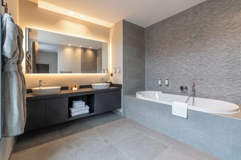 Deluxe Room, 1 Queen Bed, Non Smoking (Larger Room;Twin bed on request) | Bathroom