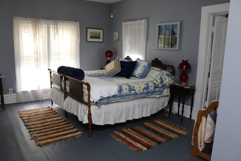 Traditional Room, Private Bathroom | Individually decorated, individually furnished, blackout drapes