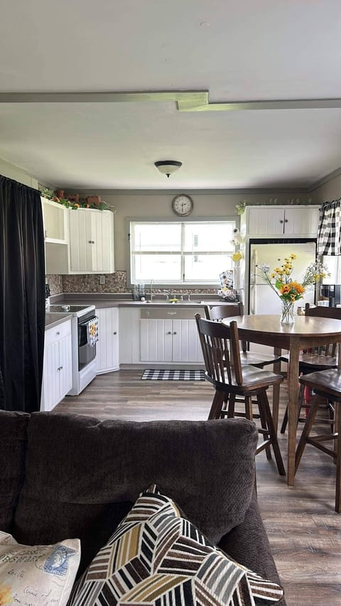 Signature Cottage | Private kitchen | Highchair