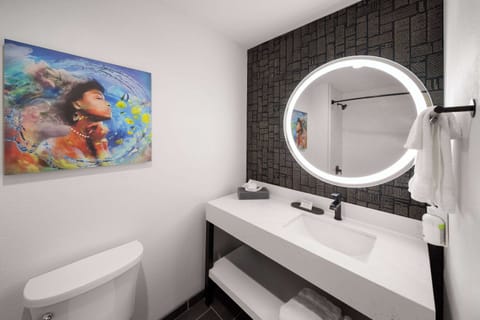 Rainfall showerhead, hair dryer, towels