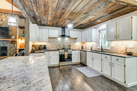 House (5 Bedrooms) | Interior