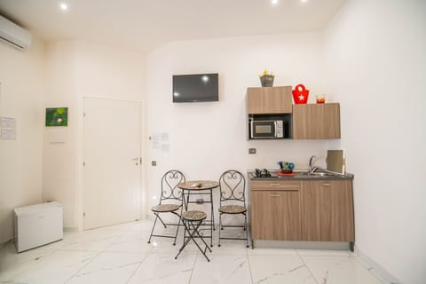 Deluxe Studio | Private kitchen | Coffee/tea maker, cookware/dishes/utensils, dining tables