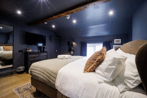 Standard Double Room, 1 King Bed, Non Smoking | Blackout drapes, iron/ironing board, WiFi (free), individually decorated