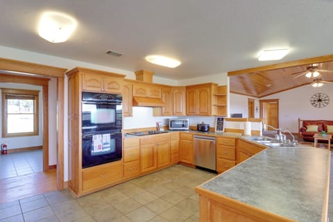 House (6 Bedrooms) | Interior