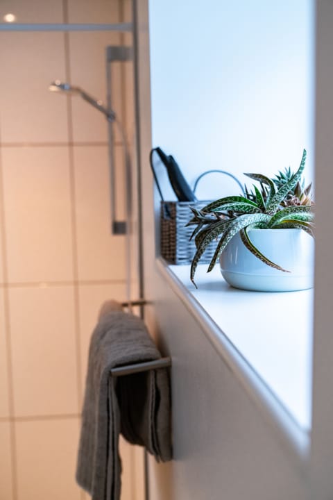 Comfort Double or Twin Room, Garden View | Bathroom | Shower, hair dryer, heated floors, towels