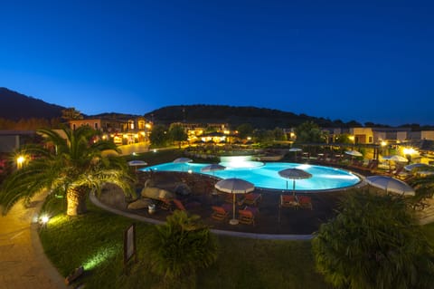 Seasonal outdoor pool, sun loungers