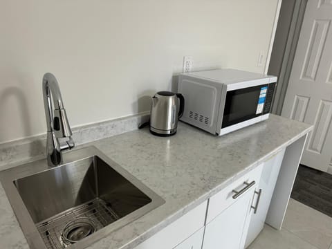 Luxury Single Room, 1 Queen Bed | Private kitchen | Fridge