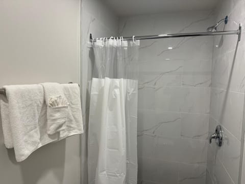 Luxury Single Room, 1 Queen Bed | Bathroom | Combined shower/tub, free toiletries, towels