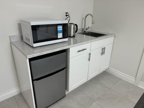 Luxury Single Room, 1 Queen Bed | Private kitchen | Fridge