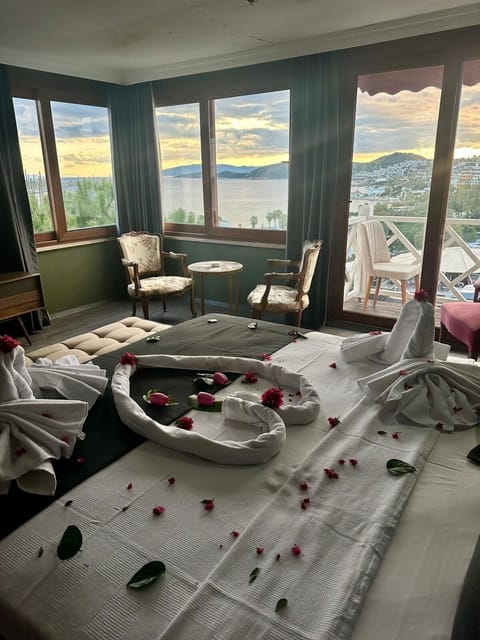 Luxury Suite, Balcony, Sea View | Minibar, individually decorated, individually furnished, desk