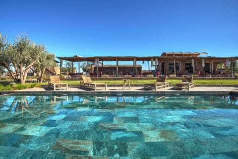 4 outdoor pools
