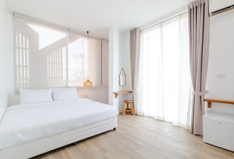 Deluxe Room, 1 King Bed, Non Smoking, Balcony | Premium bedding, down comforters, individually decorated
