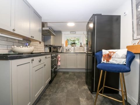 Cottage | Private kitchen | Fridge, electric kettle, toaster, cookware/dishes/utensils