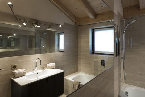 Deluxe Double Room, Balcony, Golf View | Bathroom | Hair dryer, bathrobes, towels