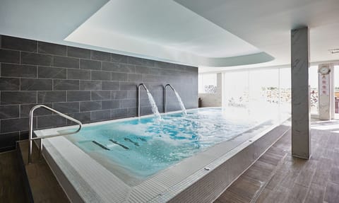 Couples treatment rooms, sauna, hot tub, steam room, body treatments