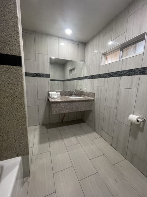 Separate tub and shower, jetted tub, towels