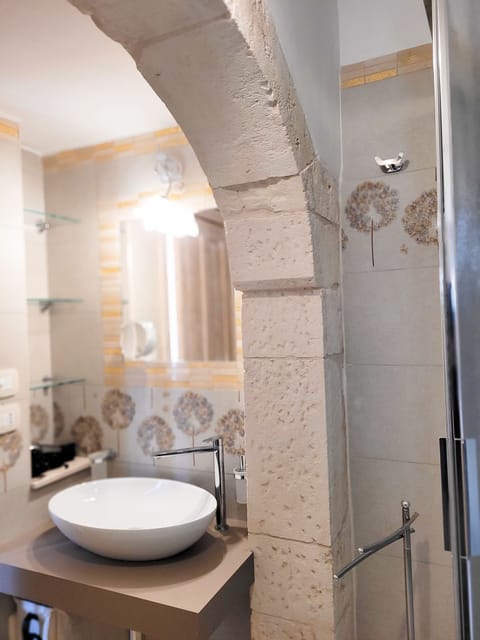 Classic Room | Bathroom | Shower, rainfall showerhead, free toiletries, hair dryer