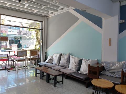 6 Bunk Bed, Mixed Dorm Air | Living area