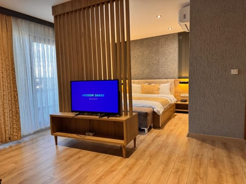 Deluxe Room, 1 Queen Bed, Non Smoking, City View | Egyptian cotton sheets, premium bedding, in-room safe
