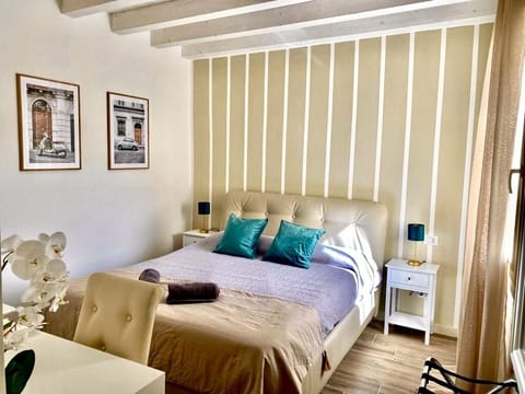 Classic Room, 1 Queen Bed | 1 bedroom, minibar, desk, soundproofing