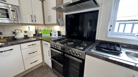 Luxury Mobile Home | Private kitchen