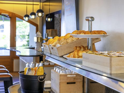 Daily buffet breakfast (CHF 17 per person)