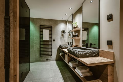 Luxury Suite | Bathroom | Hair dryer, bathrobes, towels, soap