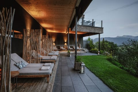 Sauna, hot tub, steam room, body treatments, aromatherapy