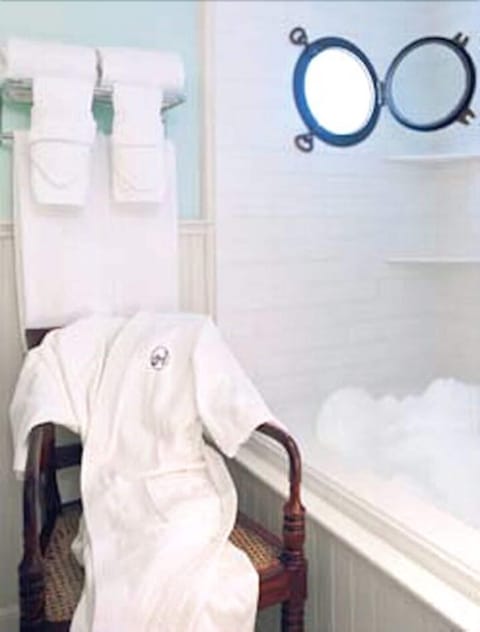 Waterfront King Suite | Bathroom | Shower, free toiletries, hair dryer, bathrobes