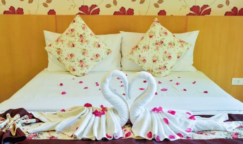 Blackout drapes, free WiFi, bed sheets