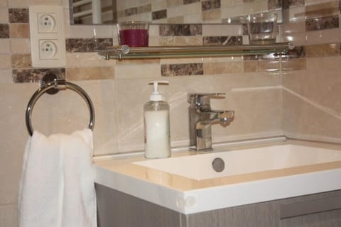 Standard Double Room | Bathroom sink