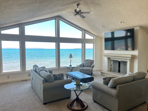 Penthouse | Blackout drapes, iron/ironing board, free WiFi, bed sheets