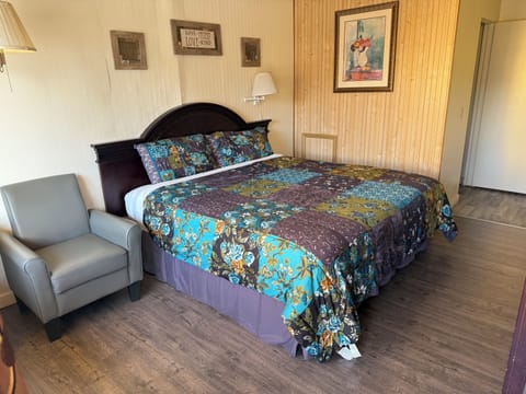 Room, 1 Queen Bed | Free rollaway beds, free WiFi, bed sheets