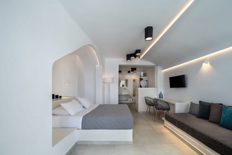 Junior Suite with Outdoor Hot Tub and Caldera View | Premium bedding, down comforters, minibar, in-room safe