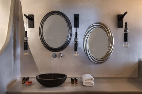 Grand Cave Suite with Outdoor Hot Tub | Bathroom | Shower, hair dryer, bathrobes, slippers