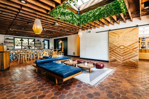 Breakfast and dinner served